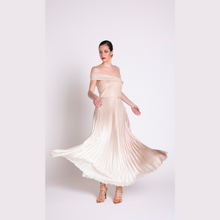 Load image into Gallery viewer, Swing of skirt on Model