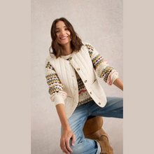 Load image into Gallery viewer, Gilet on Model Sitting