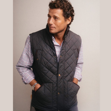 Load image into Gallery viewer, Model wearing gilet