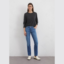 Load image into Gallery viewer, Jeans on Model