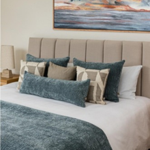 Load image into Gallery viewer, Throw on bed