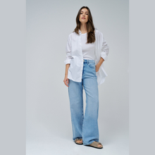 Load image into Gallery viewer, Jeans on Model