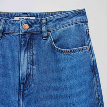 Load image into Gallery viewer, Upclose of Pocket and Zip detail