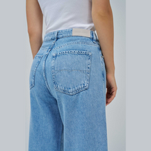 Load image into Gallery viewer, Jeans on Model Rear