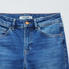 Load image into Gallery viewer, front pocket detail of jeans 
