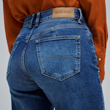 Load image into Gallery viewer, Rear pocket detail of jeans 
