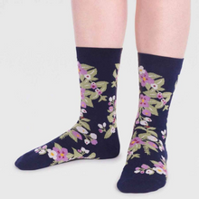 Load image into Gallery viewer, Arya Bamboo Floral Socks | Navy / Pink
