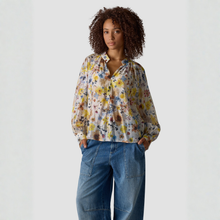 Load image into Gallery viewer, Woman wearing a floral blouse and jeans on a white background
