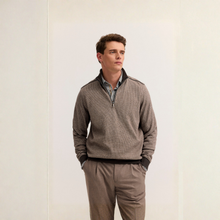 Load image into Gallery viewer, Jumper on model 
