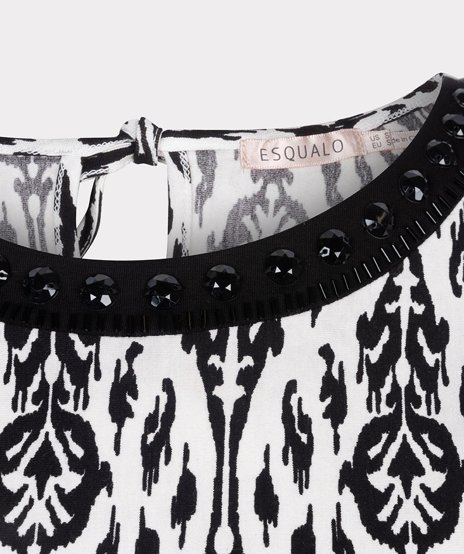 esqualo two tone top in Ikat print closeup of neckline of top
