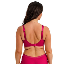 Load image into Gallery viewer, Model in pink underwear 
