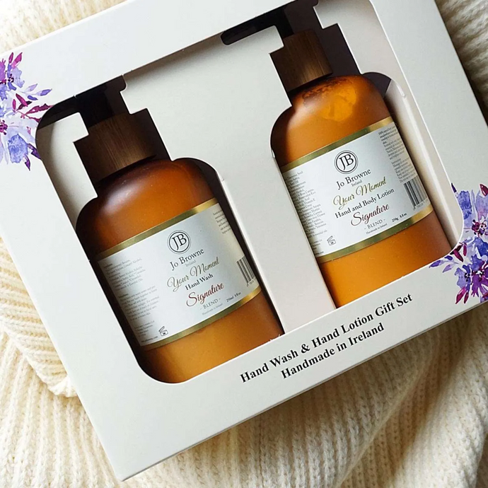  A product shot of the Jo Browne Hand Wash & Lotion Gift Set.