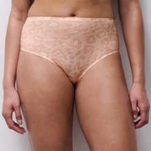 Load image into Gallery viewer, Front view of Chantelle SoftStretch High Waist Seamless, witha grey background.
