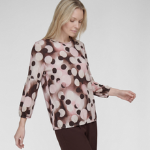 Load image into Gallery viewer, Woman in top and trouser on grey background 
