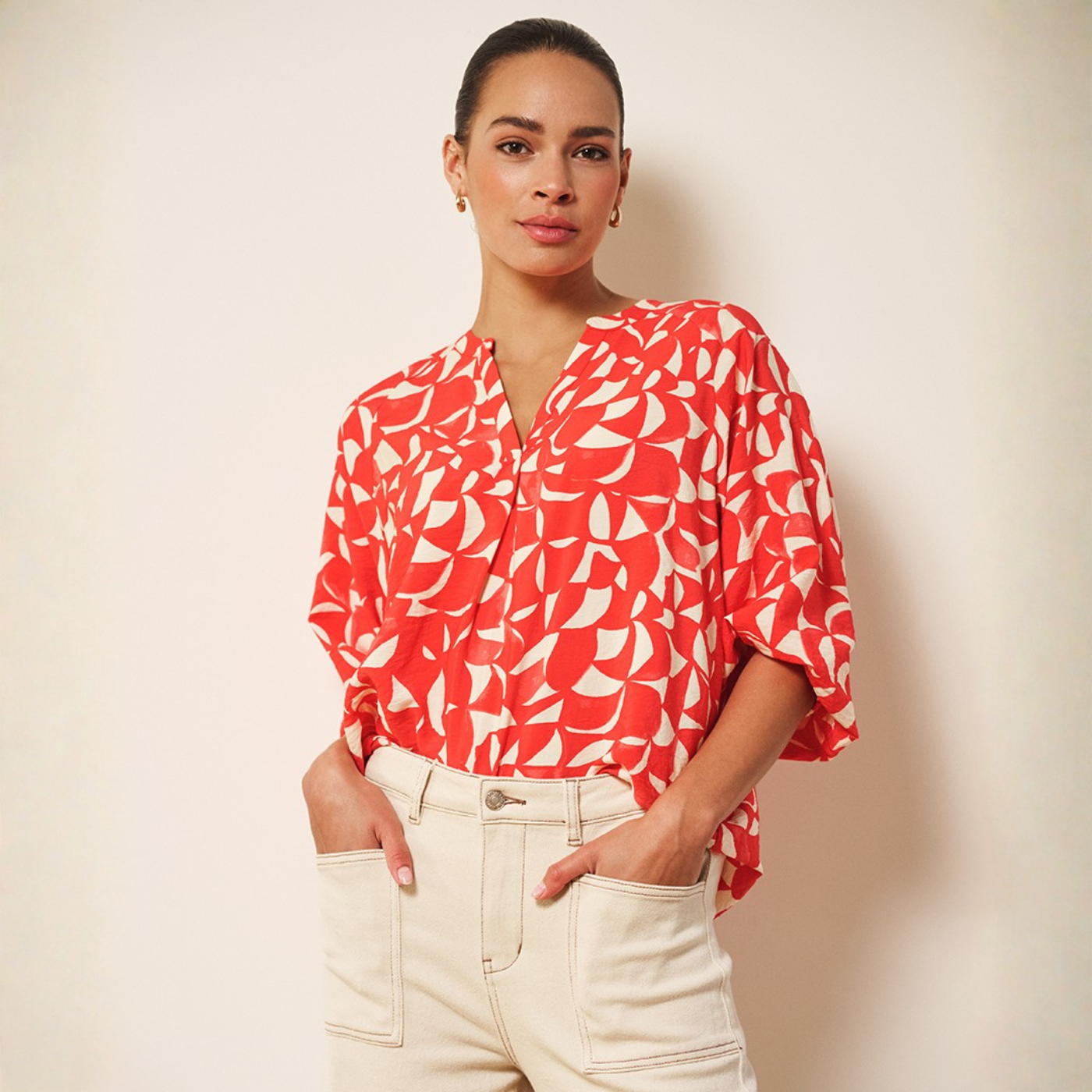 Load image into Gallery viewer, Lifestyle posed Esqualo Raglan Blouse in the print Scarlet Graphic, with a cream background.