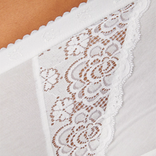 Load image into Gallery viewer, A close up of the lace panel detail on the front of the Sloggi Chic Maxi Brief in White. 
