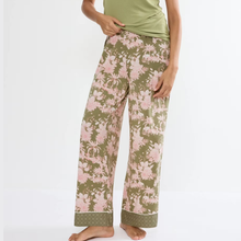 Load image into Gallery viewer, Triumph Aura Spotlight Lounge Set | Green/Pink
