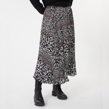 Load image into Gallery viewer, Scattered Illusion Animal Print Pleated Skirt
