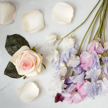 Load image into Gallery viewer, Brooke &amp; Shoals Diffuser | Sweet Pea &amp; Tea Rose

