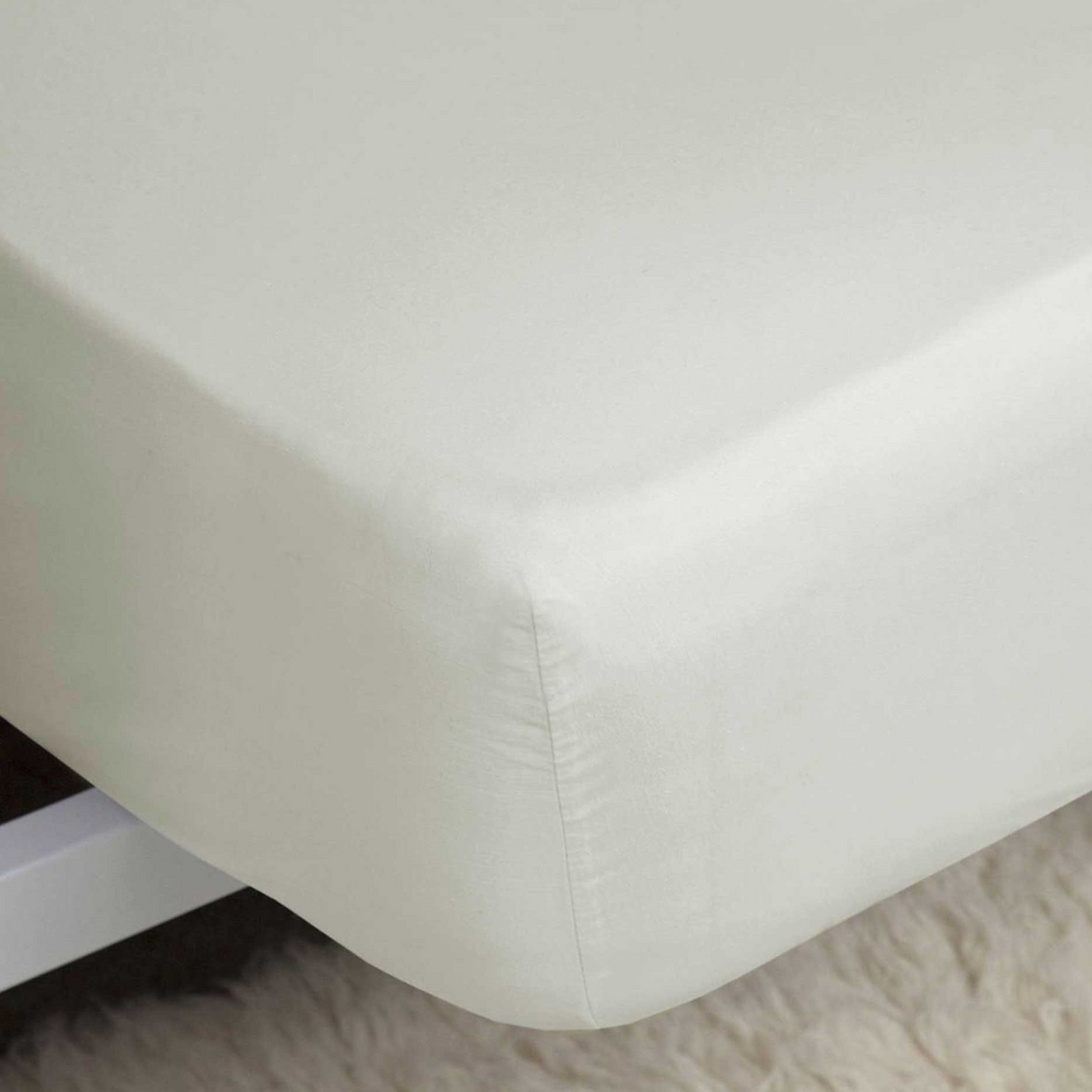 Belledorm 200TC 4ft Fitted Sheet | White / Ivory
