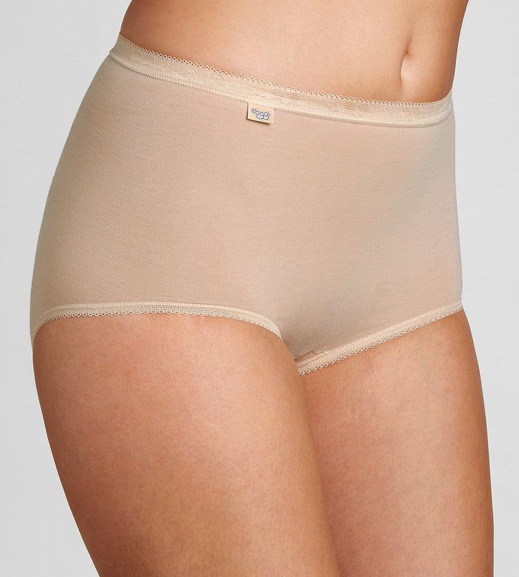 A model showing the front of the Sloggi Maxi Brief in Poudre.